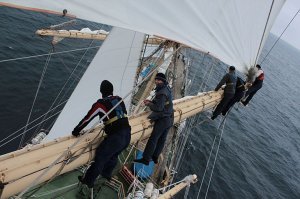 Есть такие снасти, перты называются, на них стоят матросы, когда работают на реях при установке прямых парусов. Так заметьте, под каждой реей такие перты есть. По видимому, автоматизация ограничивается нахождением местонахождения по GPS, т.е. работы штурмана.