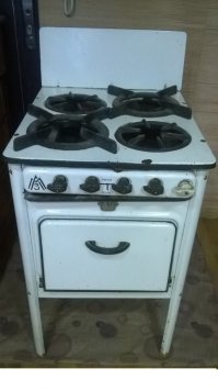 У родни, до сих пор, верой и правдой служит на даче, подобная газовая плита. Старенькая советская, но прочная. Ей уж наверное лет 40, или около того...