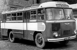 Сколько же я на ПАЗиках накатался в детстве, причём на ещё более старых.
Вот на таких. ПАЗ-652.