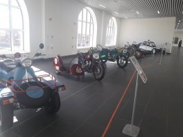 чо я знаю про квадроцикл? так тошо был у немя такой. только не всякие там ямахи и бомбардиры, а наш советский. да и не был он квадриком, а так минитрактор. да без полного привода, но с понижайкой, валом отбора мощности, гидронасосом и задней передачей. да больше 50 не ехало, правый цилиндр вечный перегрев, на левой руке вечный мазоль от сцепления ( про полуавтомат не знал) пахать и некие сельхоз работы делать не мог изза веса и перегрева, но было.
фотку спер у соседей по ветке, оно тут слева, как зовут тоже забыл, да и не все поймут хто такой, но было еще в 90 годах.