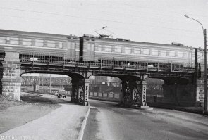 А сколько лет подряд под Американскими мостами на Обводном гробились? Две - три фуры в неделю. 
И планка висела, и знак стоял - всё равно лезли.