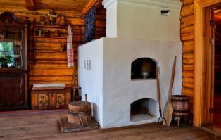 А эта один-в-один наша печька и наш дом, сзади сени, слева стол, справа зал и спальня, и я там родился :)
Большой семейский дом, с большой оградой и большим хозяйством, бабой и дедой, мамой и папой, горячим хлебом, молоком, яйцами, сметаной, салом, ягодой, огурцами и помидорами, поросятами, злым петухом, котом и собакой, коровой с теленком, кузнечиками и бабочками, и целым громадным миром прям всего-всего