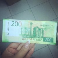 У меня знакомая свидетелем была - в банке очереди в банкоматы, подходит мужичок к банкомату, производит манипуляции с картой и в открывшийся лоток кладет деньги, но какие новенькие хрустящие купюрки по 200 рубликов, такие еще не все живьем видели а у него аж несколько штук было. 
Ну все, деньги банкомат поглотил, мужик забрал карту, повернулся и торжественно сказал (потому как большинство глаз было устремлено на него) - вот типа, на сохранность новенькие купюрки положил, там целее будут..... И ушел.....
несколько секунд до всех доходило, что он хотел сделать и что сделал - потом началась ржака)))) Жалко мужика))