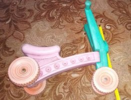 в конце 80-х друг купил для своей маленькой дочки вот такой беговел.. Глядя на него не мог отделаться от ощущения, что он мне что-то напоминает.. Взял в руки, повертел, нашёл заводское клеймо.. читаю: "Мотовилихинский завод".. Ну точно же.. пушечный лафет он мне напоминает.. Мотовилиха же всегда по жизни пушки делала..