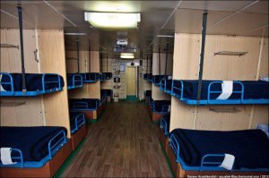 Где там, интересно, 68 человек размещаются? Не, я как бы верю, просто любопытно. Тем более вот фотографии его кубрика и столовой