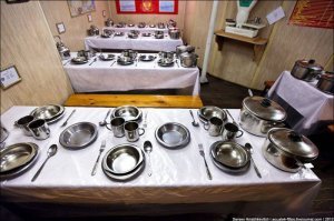 Где там, интересно, 68 человек размещаются? Не, я как бы верю, просто любопытно. Тем более вот фотографии его кубрика и столовой