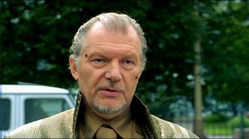 Голландский премьер-министр помыл пол в парламенте: видео