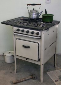 У родителей до сих пор такая же газовая плита, но только производства тульского комбайнового завода -- 1956 года выпуска, а эксплуатировать её начали с 1959-го года -- как заехали в квартиру.
Ни в какую менять не хотят ни на что новое, говорят, что всё  устраивает, но их понять, правда, нужно -- обоим за 80.
За почти 60 лет эксплуатации четыре раза (!) менялись маховички газовых регуляторов конфорок -- туго вращались. И всё.
Чугунные "крылья" и чугунная же варочная поверхность целые и сохранные -- это ясно, но не могу понять другого: как за столько лет не отвалился ни один кусочек белой эмали, которой покрыта эта плита?