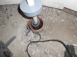 Скважина обустраивается кессоном так, чтобы оголовок и труба подающая были ниже уровня промерзания, в Вашем случае для мск обл. это 1,5м. При использовании пластикового кессона горловину можно утеплить вырезав из пеноплекса по крышке люка. На этой же глубине ведете трубу к дому. На подъем для утепления понадобится: труба нпвх110 длиной 2м, утеплитель 114мм, 54мм и 36мм - это все ставится так, чтобы горловина трубы выпирала из пола, естественно - лишнее отрезать снизу. Примерно как на фото. Дополнительно можно разместить в водопроводной трубе греющий кабель.