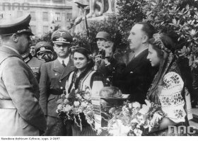 Ты, как дурачек, ей богу, 

Что то больно рьяно жóпу рвешь за немца, не из этих часом?