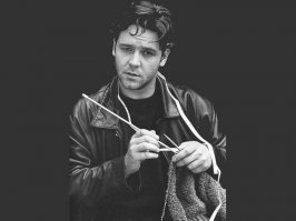 А Расел Кроу любит вязать. От нервов, чтобы успокоиться )