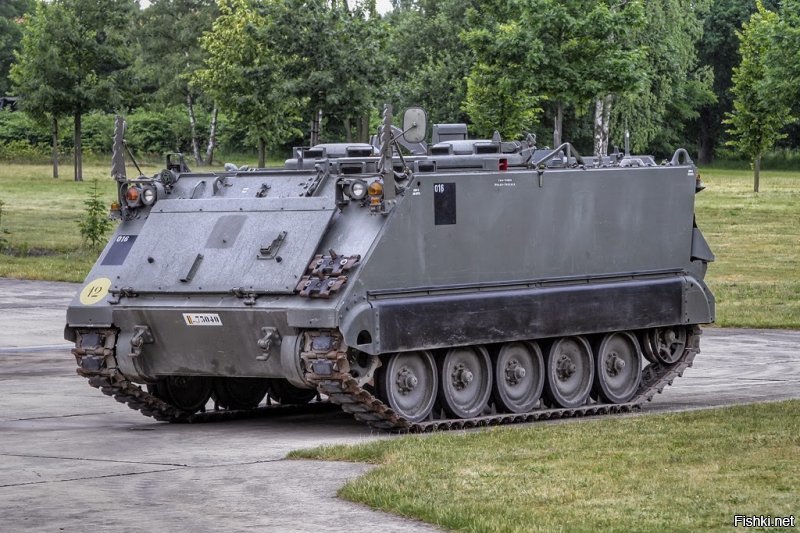 На первое фото не смотрите :) Да это же один из вариантов M113 АРС. Эти машины уже в эксплуатации почти 60 лет,  так что и у них технику полувековой давности используют.
