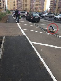 все правильно тут окончательно. только что нанесли разметку, написали табличку - "осторожно окрашено", а для конченых дебилов еще и цепь повесили на время пока сохнет.. позже появится такой знак: