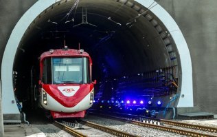 В этом году открыли Бескидский тоннель

Его длина составляет 1822 метров, а глубина   180 метров. 
Ширина тоннеля составляет 10,5 метров, высота   8,5 метров.
Пропускная способность нового тоннеля составляет 100 пар поездов в сутки