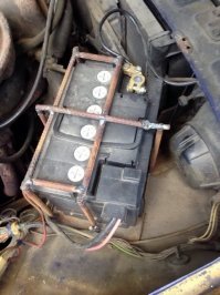 афигеть рисковый мужик, сваркой работать возле аккума!!!!!!!!!!