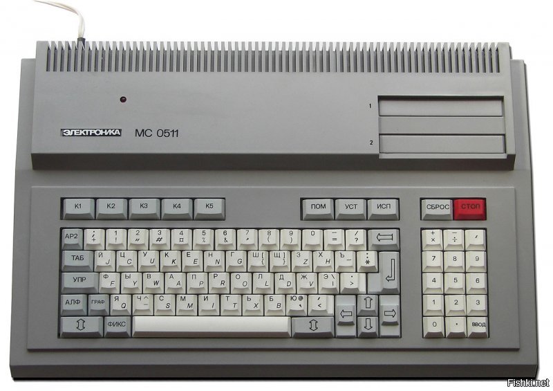 Там 2 процессора КР580ВМ80А .
можно сказать что там 2 компьютера :) ну или 1 2-х процессорный .
Что в СССР не было редкостью
вот 2- процессорный комп.