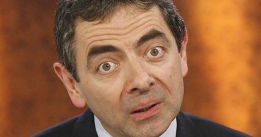 Школьница пришла на выпускной с картонным ДеВито, а тот взял её картонную в бар