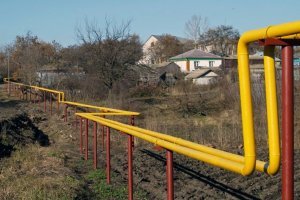 Не-не-не... Когда холодно в квартире, газ можно без проблем жечь круглые сутки, при этом платишь копейки (счетчиков газовых, к счастью, пока нет). Да и готовить на газе куда приятнее. Газовая духовка - вообще вещь. Электроплиты (особенно старого типа, с подводом 380в) - это совсем не то. Да и пожаров от замыкания проводки побольше будет, чем взрывов газа.
Единственное, от чего меня коробит - это почти повсеместная уличная газовая разводка. Какой-нибудь мудофель повредит трубу - и приехали.