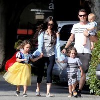 В Голливуде таких полнО. Мир с ума сходит.
*Для понимания: в юбках-пачках - мальчики, на последней подборке - девочка.*