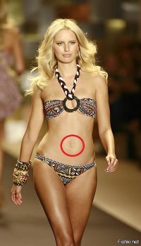 А это что? Ну не так ярко выражен. Погуглил Еву с Адамом, все картинки с пупком. Ну как так то?