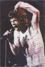 А вот, фотка из далёкого детства. 
Журнал "Крокодил". Невероятно, что такое появилось в 1972-м году.
Много лет на столе под стеклом лежала...