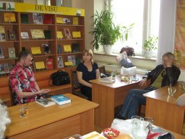 Корнев прикольный дядька, мы его в мае пригласили на заседание нашего КЛФ.. Думали, придёт матёрый мужчина, а пришёл чуть ли не пацан в коротких штанах))).. Часа три сидели болтали, В жизни реально интересный парень.(Я в кожанке у стены, Корнев - в цветастой рубашке.)