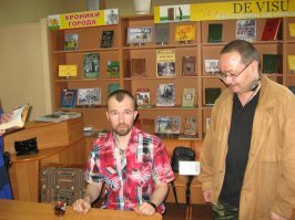 Корнев прикольный дядька, мы его в мае пригласили на заседание нашего КЛФ.. Думали, придёт матёрый мужчина, а пришёл чуть ли не пацан в коротких штанах))).. Часа три сидели болтали, В жизни реально интересный парень.(Я в кожанке у стены, Корнев - в цветастой рубашке.)