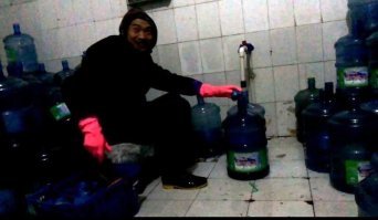 Тут хотя бы кафель присутствует... И узбек в перчатках))
Видел подобную "артезианскую скважину" в поле, где воду наливали в сарае на деревянном некрашеном полу((((