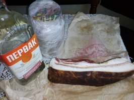 Мне друг с Украины передал. Самогон, сало и мед. Сегодня привезли.