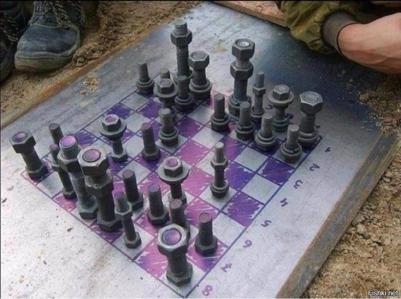 А это суровые челябинские шахматы. Не дорогие, но шахматы - они и в Африке шахматы.