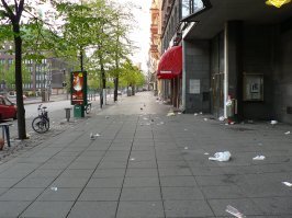 Кстати, о мусоре. Как то приехали в Хки ранним утром и видимо после бурной ночи у местных. Не выдержал даже снял последствия разгула. И каково было мое удивление, когда через час, другой город сиял чистотой...