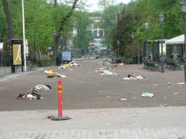 Кстати, о мусоре. Как то приехали в Хки ранним утром и видимо после бурной ночи у местных. Не выдержал даже снял последствия разгула. И каково было мое удивление, когда через час, другой город сиял чистотой...