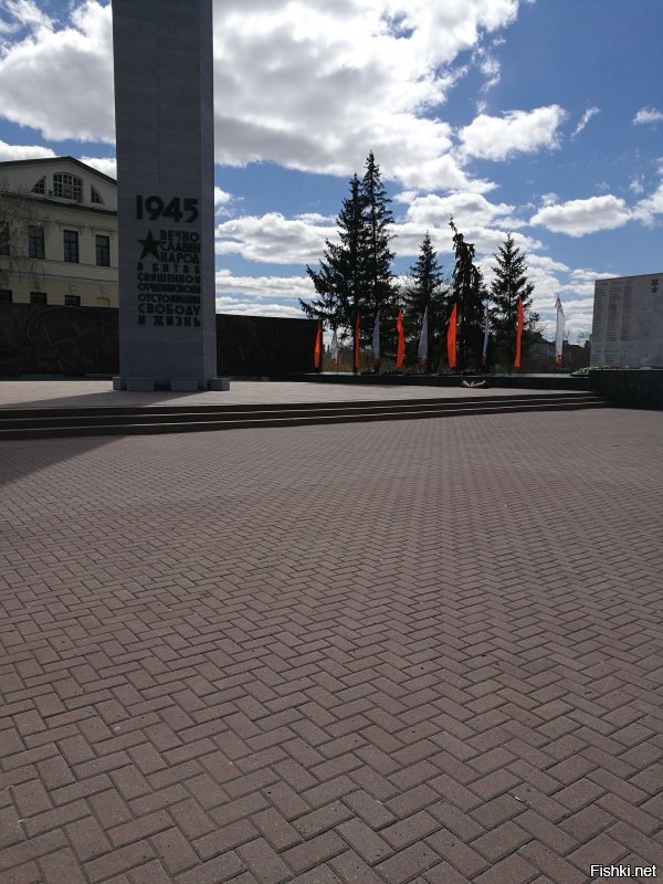 В дополнение поста что бы он был чуть пожирнее ))) и было на что взглянуть так сказать фото из жизни ))) Фото правда прошлогодние..возвращался домой пешком и просто фоткал что было по дороге для иностранных друзей и разговаривал с ними в Вайбере.......Тюмень..примерно 9 утра..весна перед 9 мая...
Первый гружу фотки пришлось обрезать...так что не гундите ))