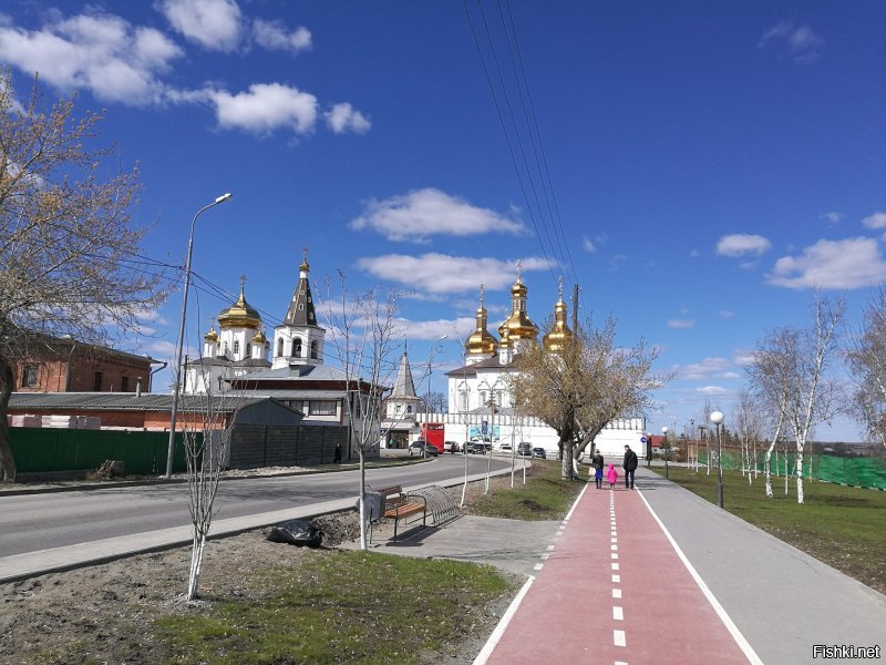 В дополнение поста что бы он был чуть пожирнее ))) и было на что взглянуть так сказать фото из жизни ))) Фото правда прошлогодние..возвращался домой пешком и просто фоткал что было по дороге для иностранных друзей и разговаривал с ними в Вайбере.......Тюмень..примерно 9 утра..весна перед 9 мая...
Первый гружу фотки пришлось обрезать...так что не гундите ))