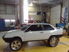 Сдаётся мне , что арки крыльев на кочках очень быстро "пропилят" (гружёная на кочках) резину до дыр . Помнится в 90-е некоторые не особенно одарённые мозгом ставили диски с вылетом , были преценты когда работал в сервисе.