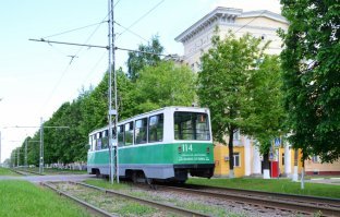 если вы не видели шпал не значит что их нет) вот пример из моего города Коломны, шпалы как бы есть но их как бы не видно почти)