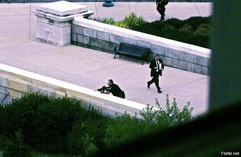 Лютова один из лучших фейкометчиков Фишек -нет!

Израильские полицейские захватили здание Капитолия в США и в данный момент пытают служащих, фотофакты! -