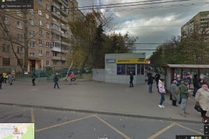 Очень часто шлагбаум реально необходим, когда двор рядом с офисами находится или по нему пробку объехать возможно. А если в непосредственной близости от крупного транспортного узла, так ещё и огороженная территория желательна.
Для примера дом у метро Речной вокзал. До обособления двор был запаркован по самое некуда в любое время суток, на детских площадках тусили колдыри и под каждым вторым кустом кто-то писал. Хотели бы вы там жить?