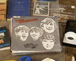 Вот, снимал в Бельгии на фломаркте. Вот такими, то ли арабами, то ли армянами, увидят их лет через тридцать в Европейском халифате. Видите? Бармалеи уже готовятся...
Вообще-то, не стоит путать то, что позволено фирме "Мелодия" и то, что позволено гражданам СССР в 70-х. Битлов и не только их, ругали постоянно. Информации почти не было. То, что они распались, основная масса любителей музыки узнала только через много лет, потому что советская пресса вообще не выделяла их из массы поп-групп. И в 70-е, в отличие от действующих Пёрпл, Флоид или Хип, Битлы уже не были популярны. То есть, советского населения они уже были прошлым. Я много лет работал в дискотеке, и если мы и ставили Битлов, то, скорее, как попурри от Кафе-Крем или Звезд дискотек. Конечно, были старые битломаны (как и я), но их, почему-то, считали снобами. Что поделаешь, рок-музыка развивалась стремительно. И бОльшая часть её золотого фонда, была написана именно в 70-х...
А теперь, как относятся в Германии. Недавно шел по улице моего города. Кто-то переезжал и выбросил много вещей. Я увидел ящик с пластинками. Штук сорок. А там: битлз, роллинги и еще с десяток названий. Пластинки в Германии хороших денег стоят. И кто же выбросил такое богатство? Верно, бармалеи из недавно прибывших. Они ппро битлов и не слышали, а я приобрел коллекцию...