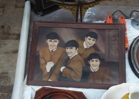 Вот, снимал в Бельгии на фломаркте. Вот такими, то ли арабами, то ли армянами, увидят их лет через тридцать в Европейском халифате. Видите? Бармалеи уже готовятся...
Вообще-то, не стоит путать то, что позволено фирме "Мелодия" и то, что позволено гражданам СССР в 70-х. Битлов и не только их, ругали постоянно. Информации почти не было. То, что они распались, основная масса любителей музыки узнала только через много лет, потому что советская пресса вообще не выделяла их из массы поп-групп. И в 70-е, в отличие от действующих Пёрпл, Флоид или Хип, Битлы уже не были популярны. То есть, советского населения они уже были прошлым. Я много лет работал в дискотеке, и если мы и ставили Битлов, то, скорее, как попурри от Кафе-Крем или Звезд дискотек. Конечно, были старые битломаны (как и я), но их, почему-то, считали снобами. Что поделаешь, рок-музыка развивалась стремительно. И бОльшая часть её золотого фонда, была написана именно в 70-х...
А теперь, как относятся в Германии. Недавно шел по улице моего города. Кто-то переезжал и выбросил много вещей. Я увидел ящик с пластинками. Штук сорок. А там: битлз, роллинги и еще с десяток названий. Пластинки в Германии хороших денег стоят. И кто же выбросил такое богатство? Верно, бармалеи из недавно прибывших. Они ппро битлов и не слышали, а я приобрел коллекцию...