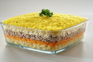 наполнил салат "Мимоза" ...