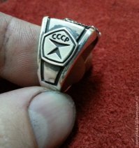 Красноармейцы отфотошоплены и похожи на мародеров с такими украшениями, мало того в революции столько сброда уголовного участвовали, что не удивительно, тем более все образцы очень смахивают на зоновские поделки, как грубостью исполнения, так и аляповатостью дизайна, явно не монетного двора.
Просто сравните.