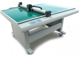 лет тридцать назад впервые увидел, как работает векторный плоттер. часами втыкать можно было :) примерно такой, но больше и примитивнее. данные загружались с перфоленты.