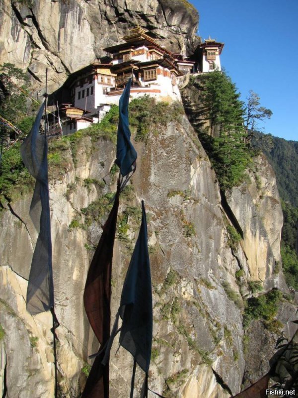 Такцанг-лакханг (Taktsang Lhakhang)   это поразительный буддийский монастырь в Бутане, который расположен прямо в гарах на высоте 3 км в долине Паро. Этот необычный монастырь завораживает сердца туристов уже много лет, паря высоко в горах среди густых туманов. Конечно же с монастырем Такцанг-лакханг связано местное поверье, согласно которому великий учитель Гуру Ринпоче прилетел сюда на спине тигрицы, в которую обратилась его собственная жена. На языке местного наречия Такцанг-лакханг переводится как  логово тигра .