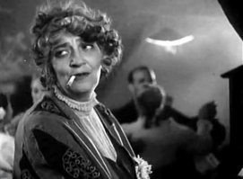 Малюсенький эпизод, но как сыграно! Для тех кто не знает - Фаина Раневская.