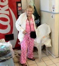 87-летнюю Мими Хейст уже видели с Заком на премьерах нескольких его фильмов, ошибочно принимая пожилую женщину за родственницу актера.
Но недавно стала известная подлинная история этой женщины. Мими и Зак познакомились в начале девяностых. Мими работала в одной из прачечных Лос-Анжелеса, где за чаевые помогала клиентам с их стиркой.
Тогда Зак, будучи еще не столь удачливым комиком, как раз и был одним из таких клиентов и подружился со старушкой, у которой было похожее чувство юмора. Спустя некоторое время Зак, жизнь которого кардинально изменилась, и Мими потеряли связь. Но 2 года назад актер узнал, что Мими после своего развода осталась ни с чем и вынуждена жить в этой же прачечной. Кроме того, у нее нет никаких родственников, которые бы могли ее поддержать. С того момента и по сей день Зак снимает для старушки однокомнатную квартиру. Он так же познакомил Рене Зеллвегер со своей подругой, и та помогла ей с обстановкой квартиры и снабжает Мими продуктами.
Теперь актер приглашает Мими на все свои премьеры:
- Если Зак в городе, то он сам сопровождает меня. А если нет   разрешает взять с собой подругу. Я красиво одеваюсь и подруга помогает мне с макияжем. Это очень весело, я никогда даже не мечтала, что со мной случится что-то подобное. Потом лимузин отвозит меня домой.