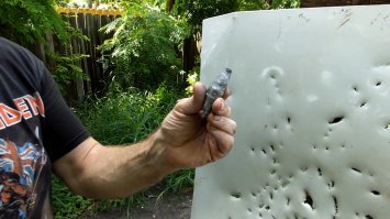 Это называется гланды - пуля для пращи. Там ещё писали "поймай меня". Для понимания - свинцовое грузило, отлитое в ложке, выстреленное из ружья.