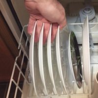 тут то в чем перфекционизм? 4 одинаковые тарелки рядом? ну пипец!!!
Даже у меня, у алкоголика-холостяка в шкафу с посудой все по размеру стоит: 4 блюдца, 4 средних тарелки, 4 тарелки, 4 больших тарелки.  И я, моя посуду, просто в жизни не поставлю их вразнобой. 
Я к чему! Я таких фоток ща могу наделать из своей кухни просто валом. Кастрюльки там как матрешки, от большей к меньшей и прочее. 
Пипец!!! Вот это перфекционист!!! 4 тарелки одинаковые рядом!!! ЭТО НЕ ВЕРОЯТНО!!!