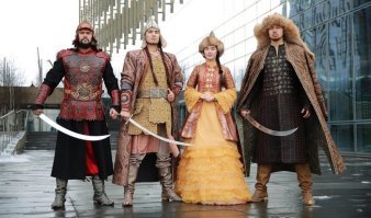 цитата с Пикабу:
"Это обычные циркачи из Национального театра "Арлан".
А вот и комментарий работника театра:
"Нашему историческому национальному театру уже более 20 лет. У нас очень жесткий отбор, парни должны быть ростом не менее двух метров. Иначе они просто не смогут носить костюмы. Потому что наши костюмы шьются по меркам и моделям тех времен, они идентичны с одеяниями саков и гуннов на девяносто процентов", - рассказал Асхат Халимов.
Отбор касается и девушек, их рост не должен быть ниже 1,70 см. Самый маленький размер костюмов рассчитан именно на такой рост." 
Акт второй, персонажи те же: