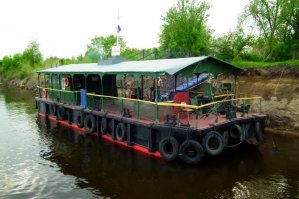 Примерно к такому дебаркадеру у нас он причаливал. Ныряли с него. Еще волны от Ракеты были прикольные, ждали когда отчаливать будет. С сиреной